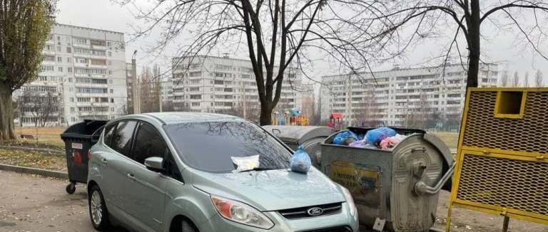 В Харькове «герою парковки» устроили мусорное наказание (ФОТО)