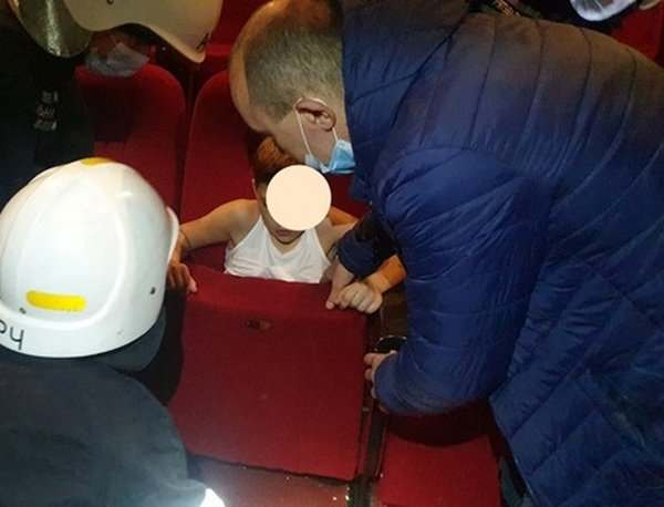 В Ивано-Франковске ребенок застрял в кресле кинотеатра