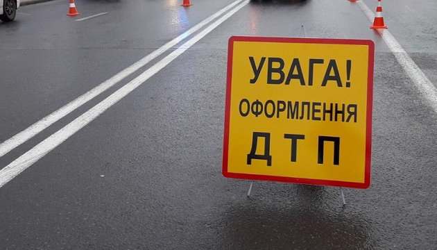 В Харькове водитель Mitsubishi снес бетонный забор и сбежал (ФОТО)