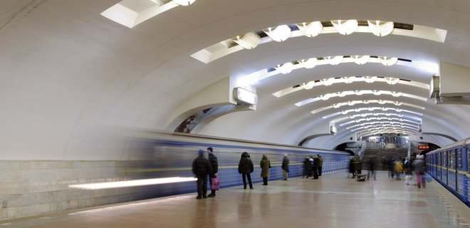 В Харькове пассажиры ехали в вагоне метро с разбитым стеклом (ФОТО)