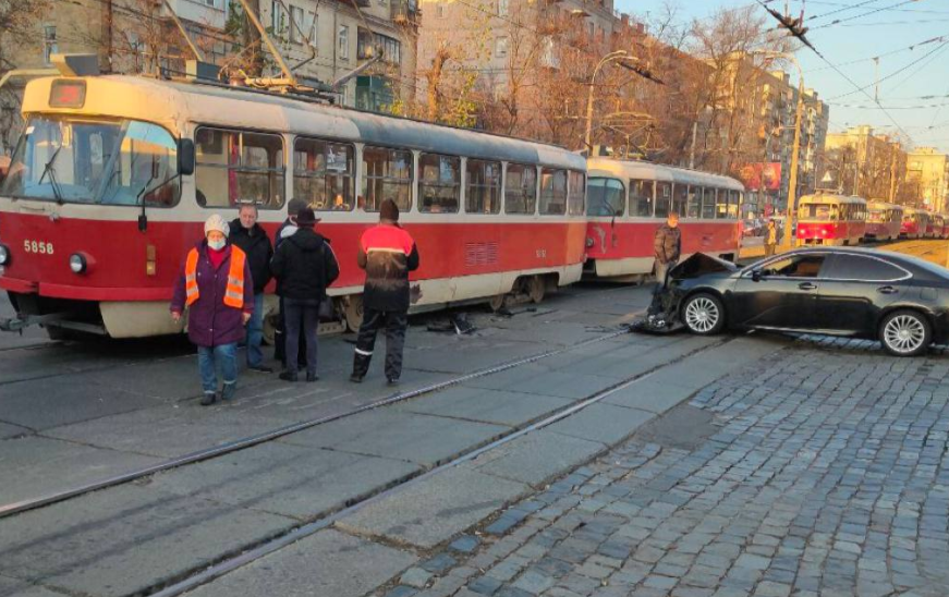 В Киеве водитель устроил серьезное ДТП и заблокировал движение