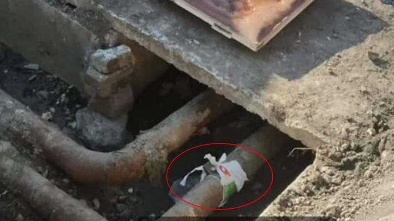 В Днепропетровской области коммунальщики починили трубу с помощью пакета "АТБ" (ФОТО)