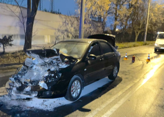 В Киеве пьяный водитель устроил аварию и сжег автомобиль (ФОТО)