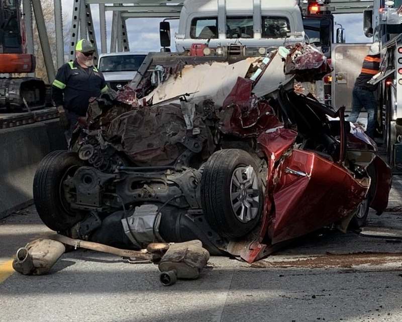 В США женщина выжила после того, как ее автомобиль раздавил грузовик (ФОТО)