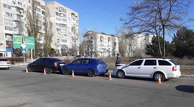 В Новой Каховке столкнулись сразу три автомобиля