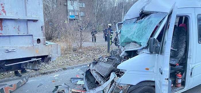 В Запорожье маршрутка с пассажирами врезалась в грузовик (ВИДЕО)