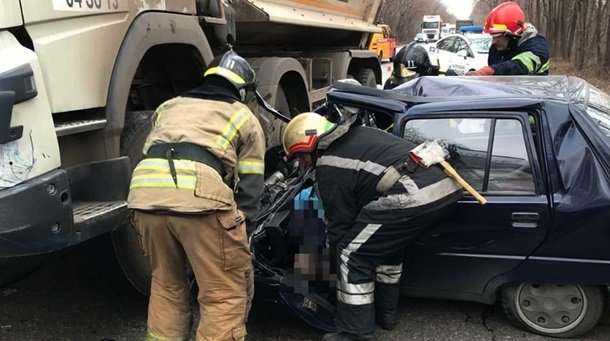 Смертельное ДТП на Никопольском шоссе: грузовик Volvo смял «Таврию»