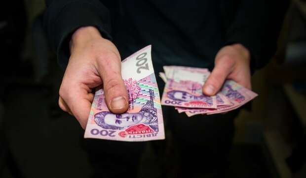 В центре Киева орудует аферистка с ящиком для сбора денег