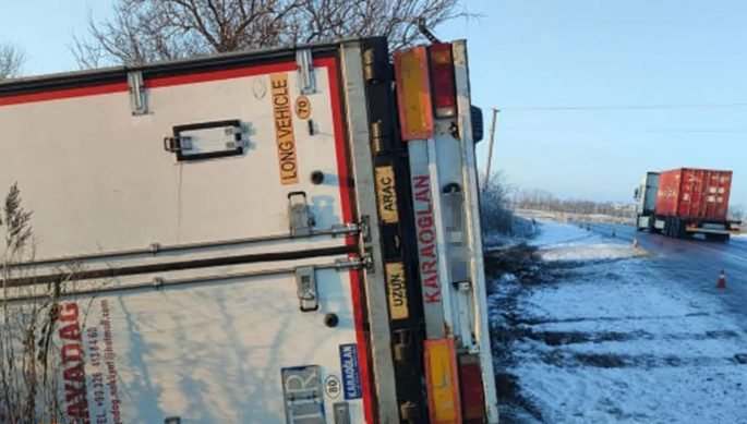 На Днепропетровщине перевернулся грузовик с мандаринами (ФОТО)