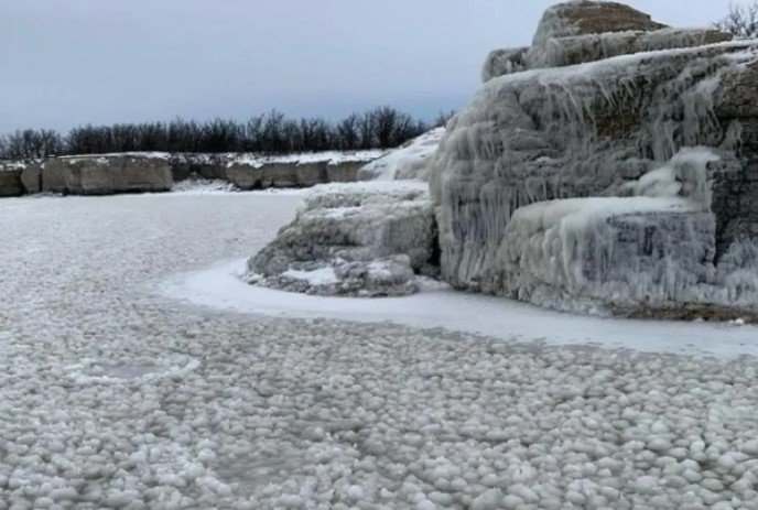 В Канаде вода покрылась ледяными шарами (ВИДЕО)