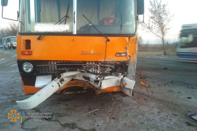 В Никополе столкнулись «ВАЗ» и автобус (ФОТО)