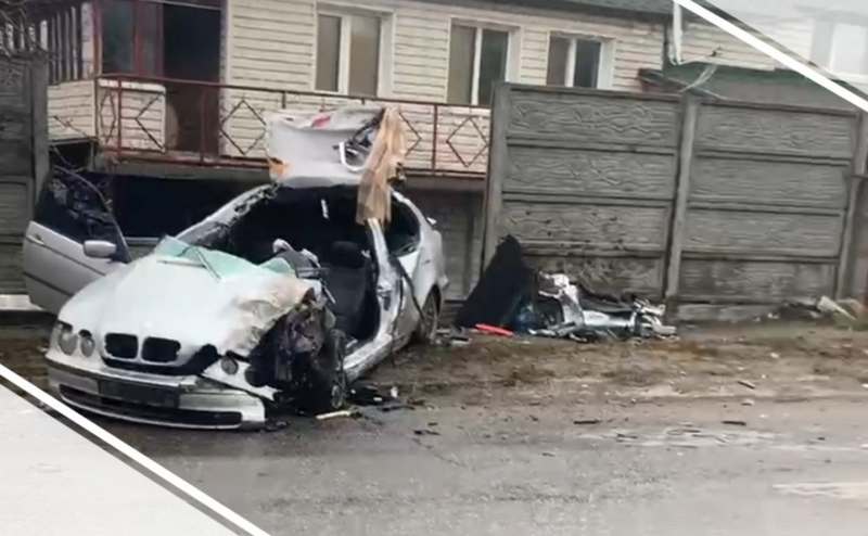 В Запорожье в результате столкновения одно авто врезалось в забор (ВИДЕО)
