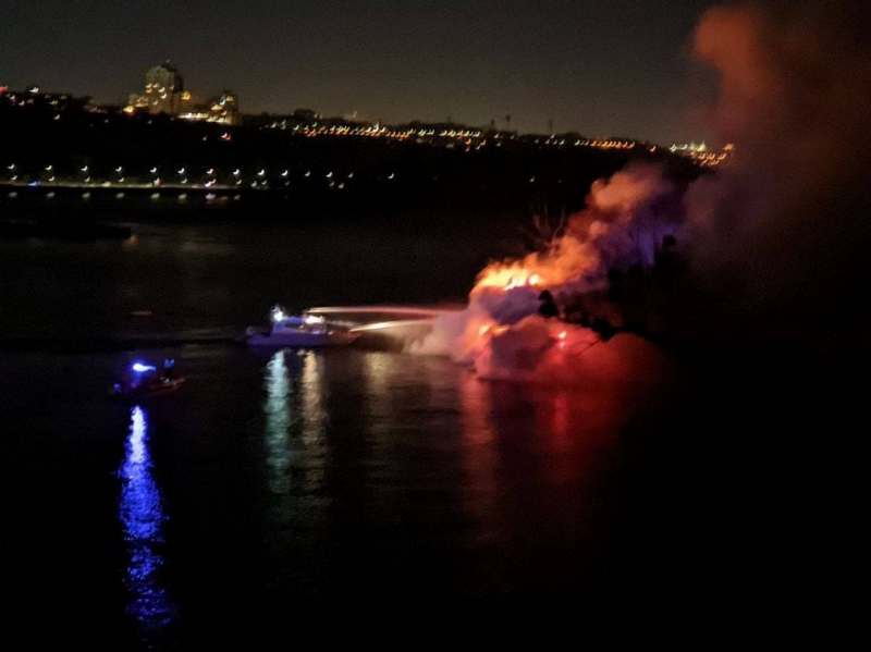 В Киеве горел ресторан на воде (ВИДЕО)