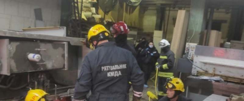 Двое погибших: В Киеве на заводе “ЭМКО” произошла авария (ФОТО)