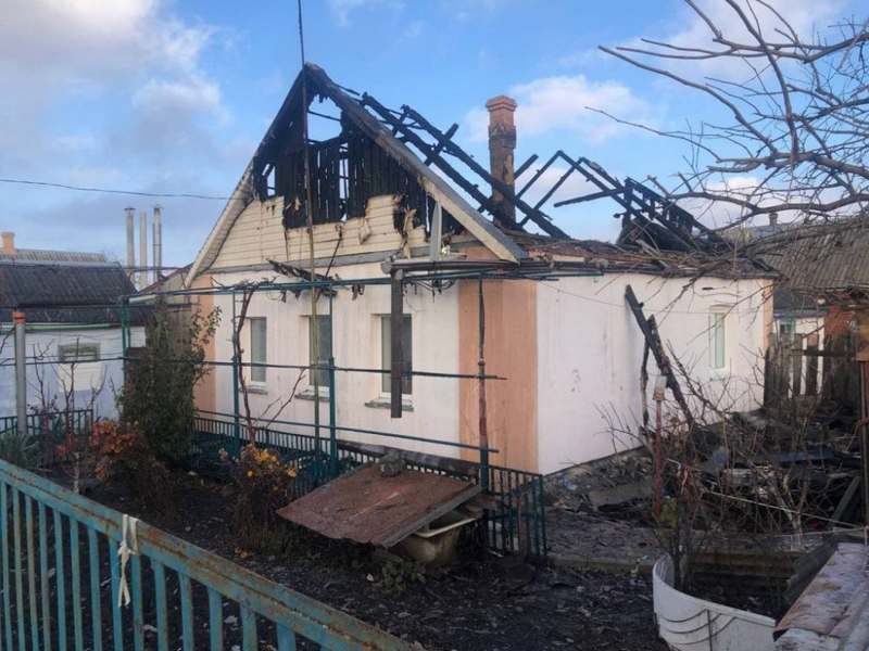В Бердянске из-за пожара люди остались без крыши над головой