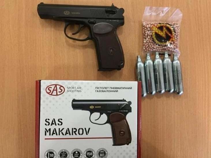 В Кривом Роге родительский комитет приобрел пистолет для воспитательной работы