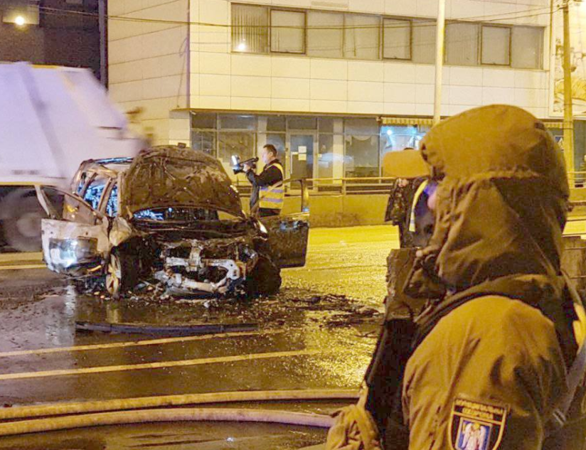 В Киеве пьяный врезался в отбойник и сжег автомобиль (ФОТО)