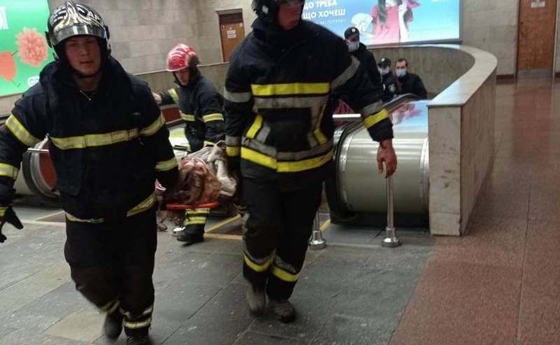 В киевском метро девушка бросилась под поезд (ФОТО)