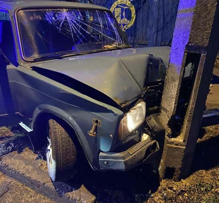 В Киеве мертвецки пьяный водитель ВАЗ по время побега от полиции врезался в столб