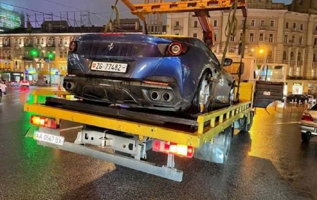 В Киеве на штрафплощадку эвакуировали дорогой суперкар Ferrari
