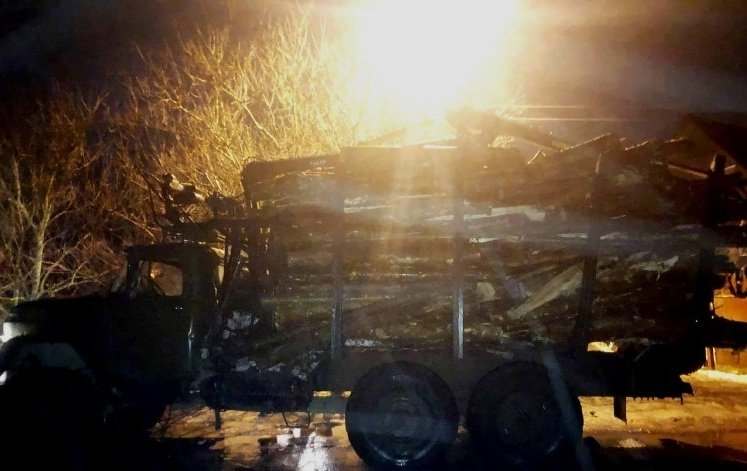 На Ровенщине выпавшее из грузовика бревно повредило маршрутку с пассажирами