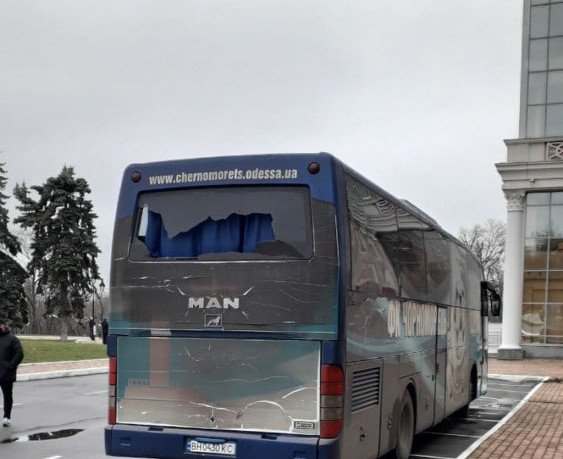 Автобус команды «Черноморца» атаковали более сотни болельщиков (ВИДЕО)