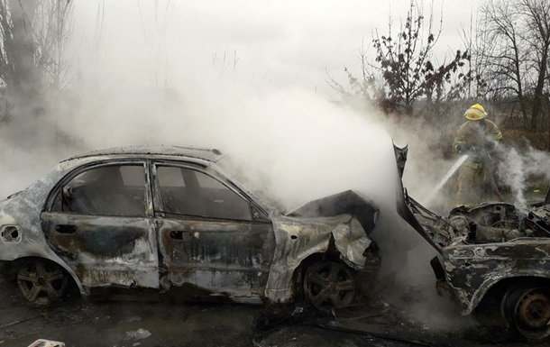 На Днепропетровщине две легковушки столкнулись лоб в лоб и загорелись (ФОТО)