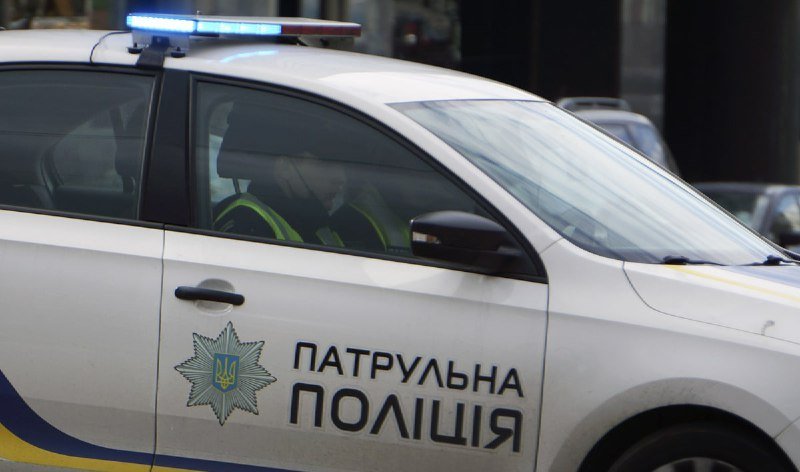 В Киеве наказали водителя за езду по газону (ВИДЕО)