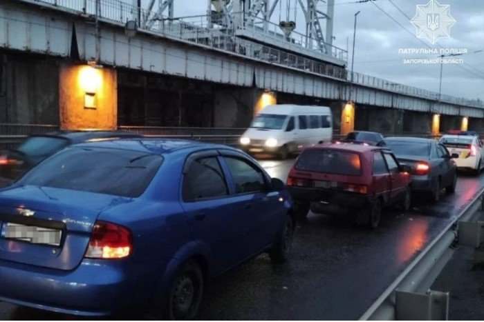 На Днепровской ГЭС произошло столкновение двух авто