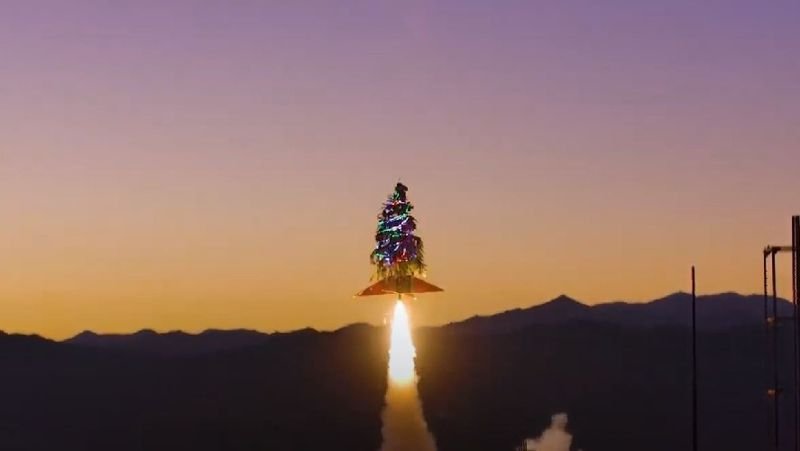 В Калифорнии новогоднюю ёлку запустили на ракете (ВИДЕО)