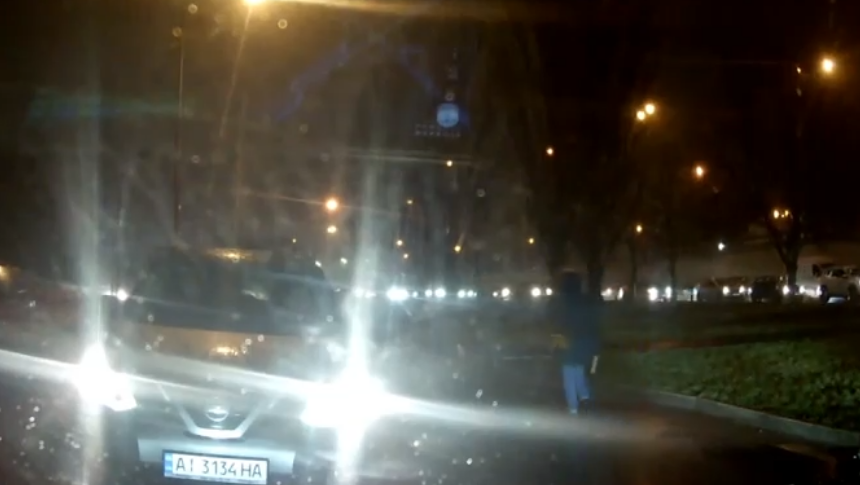 У Києві водій вирішив прогріти авто у незвичайний спосіб і став пішоходом (ФОТО)