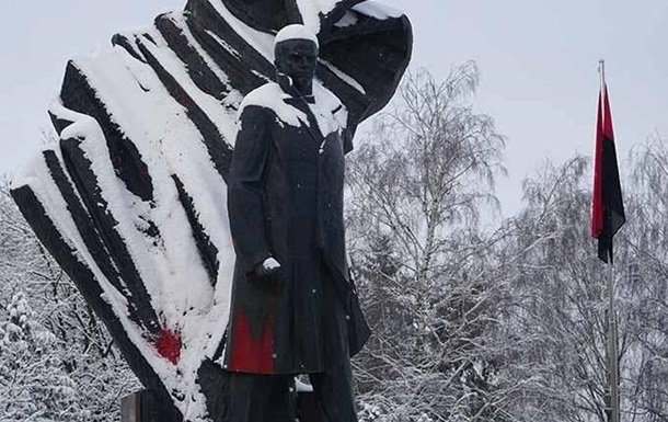 У Тернополі пам'ятник Бандері взяли під охорону