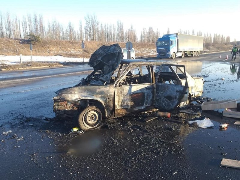 В Киевской области автомобиль загорелся после столкновения