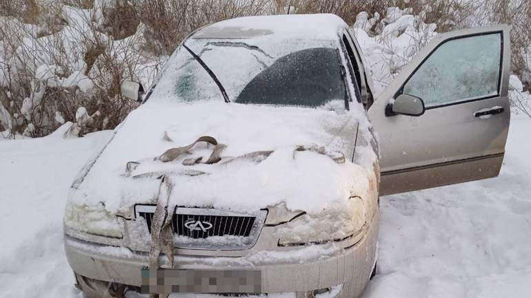 На Днепропетровщине из-за непогоды водитель Geely попал в снежную ловушку