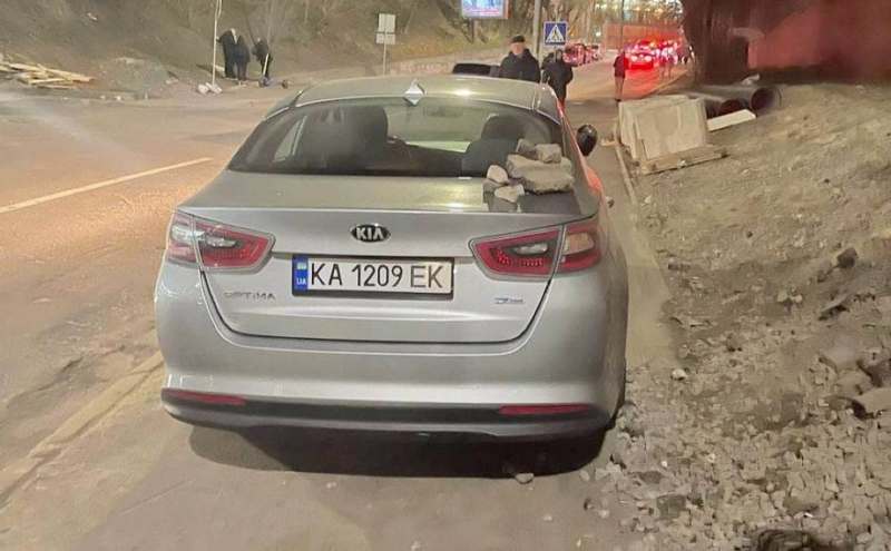 В Киеве "герою парковки" оставили тонкий намек на автомобиле (ФОТО)