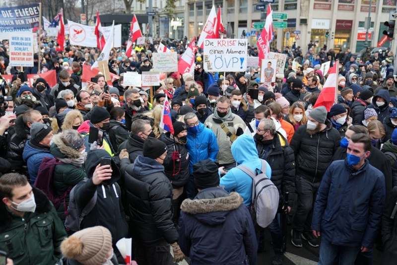 В Австрії десятки тисяч вийшли на акції протесту проти COVID-карантину (ВІДЕО)