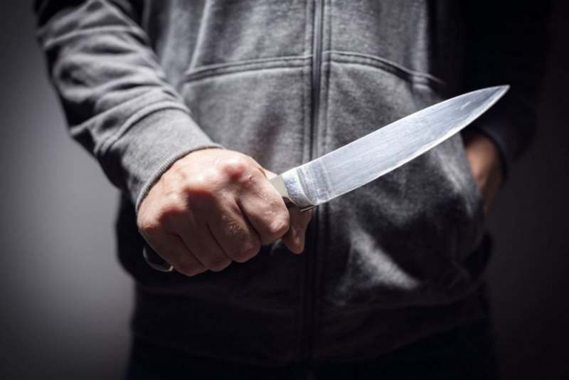 В Днепре мужчина бегал по магазину с ножом