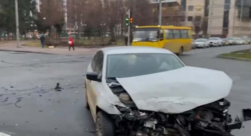 В Киеве на перекрестке столкнулись полицейское Renault и такси (ВИДЕО)