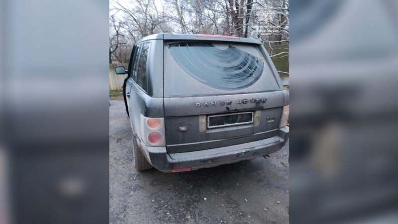 В Днепре водитель Range Rover при побеге от полиции бросил авто во дворе