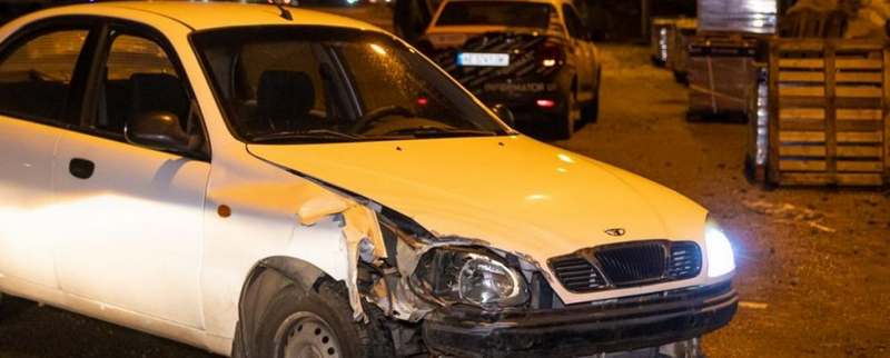 В Днепре водитель Daewoo разбил машину из-за пьяной прохожей (ВИДЕО)