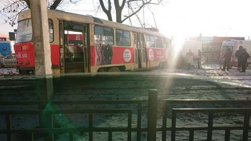 В Харькове трамвай вынесло на проезжую часть