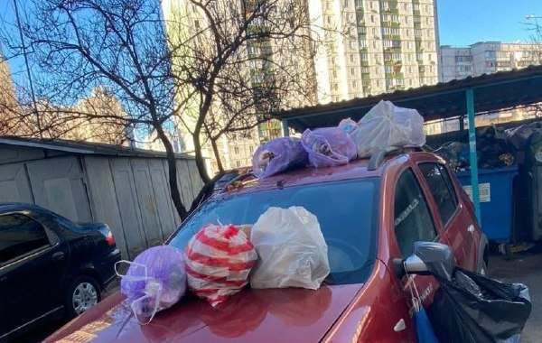 В Киеве "герою парковки" оставили новогодние "подарки" (ФОТО)