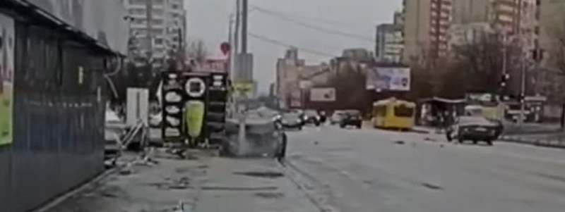 В Киеве «беспечный ездок» на Mustang врезался в столб и продолжил движение (ВИДЕО)