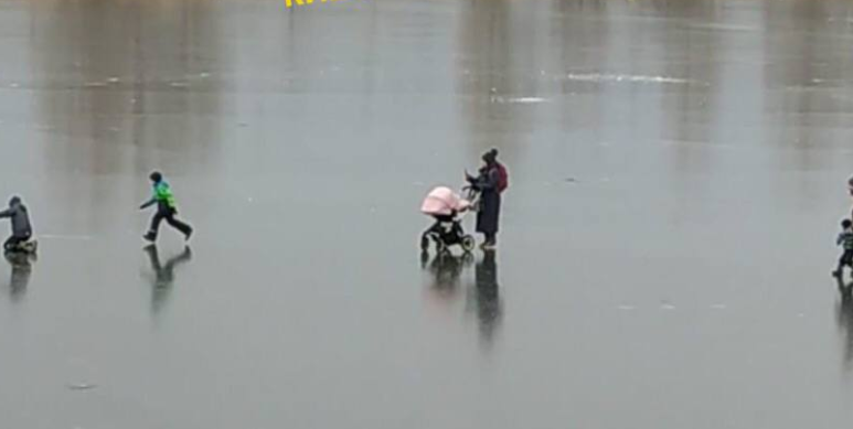 Під Києвом батьки з 4 дітьми влаштували при +8 прогулянку льодом (ФОТО)