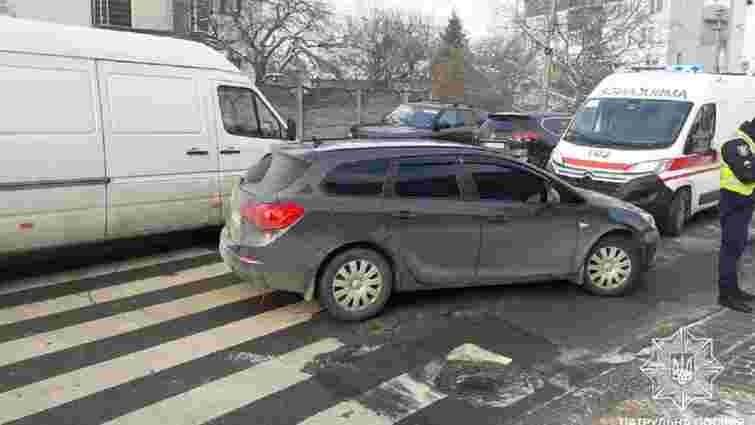 На пішохідному переході у Львові автомобіль збив жінку
