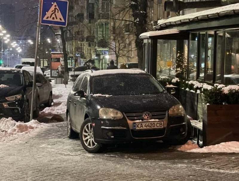 В Киеве автохам припарковался у входа в ресторан