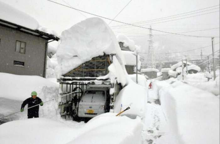 На севере Японии циклоны вызвали снежные метели (ВИДЕО)