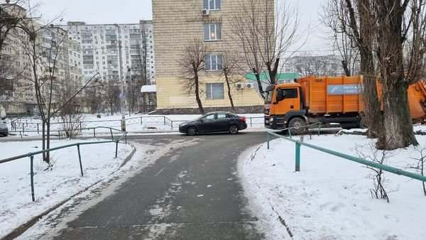 В Киеве "герой парковки" заблокировал проезд мусоровоза (ФОТО)
