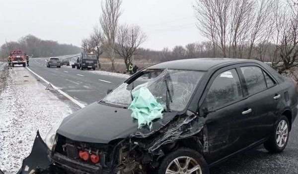 В Запорожской области два легковых авто столкнулись с эвакуатором (ФОТО)