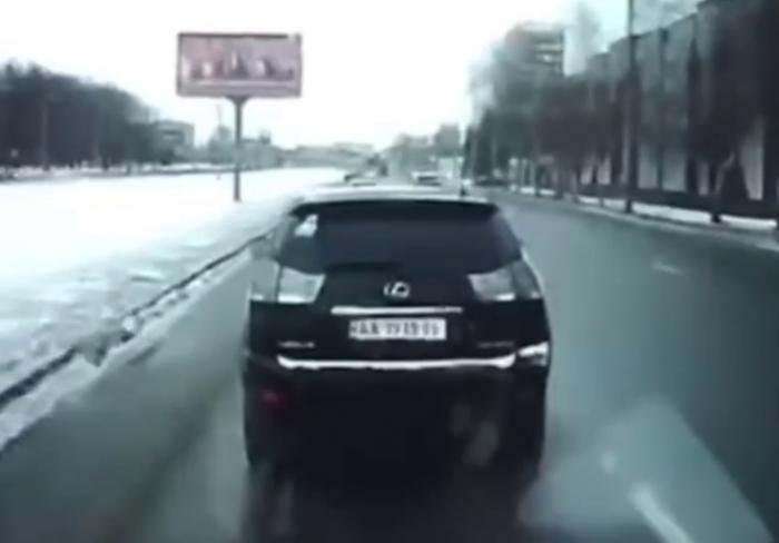 В Харькове Lexus не пропустил "скорую помощь" (ВИДЕО)